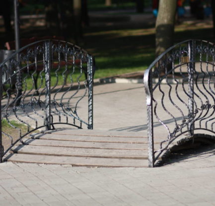 Кованый мостик в Парке кованых фигур